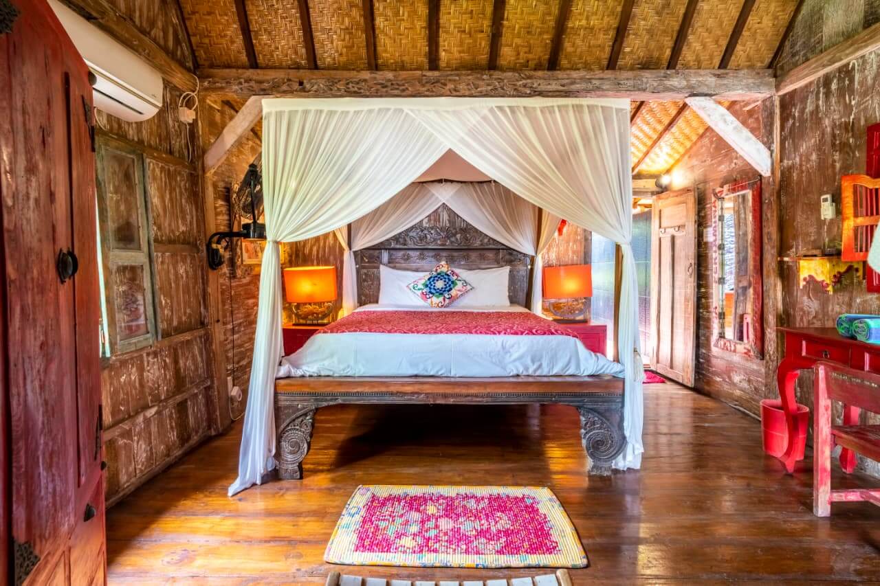 Kais-Beach-House-Red-Room-07