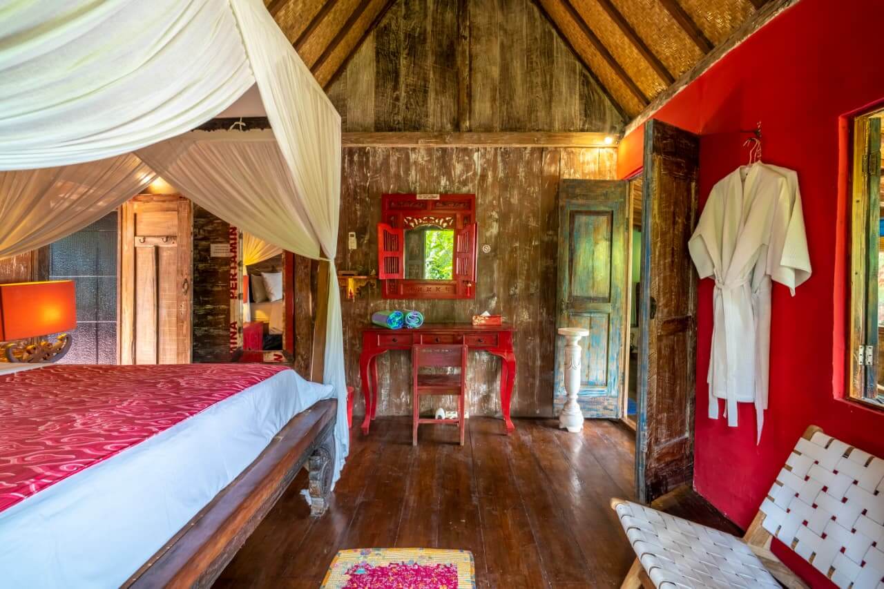 Kais-Beach-House-Red-Room-08